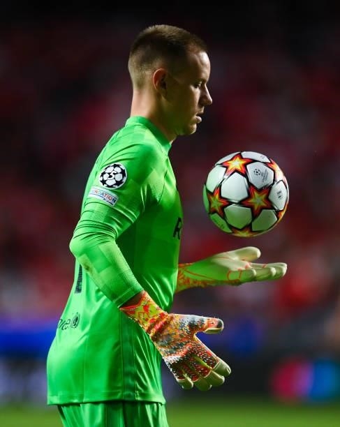 Marc-Andre ter Stegen of FC Barcelona juggles the ball during the UEFA Champions League group E match between SL Benfica and FC Barcelona at Estadio...