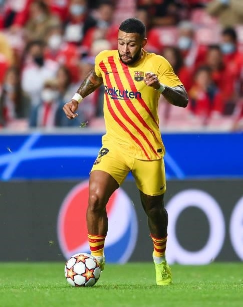 Memphis Depay of FC Barcelona runs with the ball during the UEFA Champions League group E match between SL Benfica and FC Barcelona at Estadio da Luz...