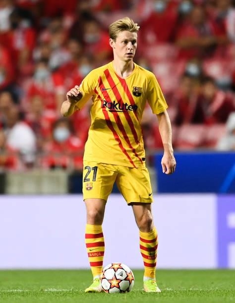 Frenkie de Jong of FC Barcelona runs with the ball during the UEFA Champions League group E match between SL Benfica and FC Barcelona at Estadio da...