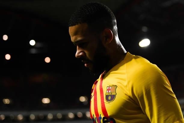 Memphis Depay of FC Barcelona looks on during the UEFA Champions League group E match between SL Benfica and FC Barcelona at Estadio da Luz on...