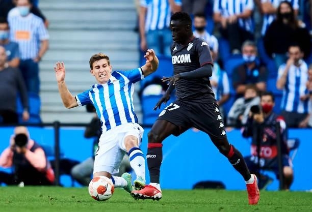 Aihen Munoz of Real Sociedad duels for the ball with Kreppin Diatta of AS Monaco during the UEFA Europa League group B match between Real Sociedad...