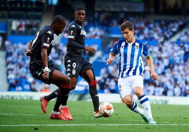 Aihen Munoz of Real Sociedad duels for the ball with Djibril Sidibe of AS Monaco during the UEFA Europa League group B match between Real Sociedad...