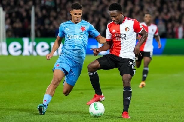 Alexander Bah of Slavia Prague and Luis Sinisterra of Feyenoord during the UEFA Conference League Group Stage match between Feyenoord and Slavia...