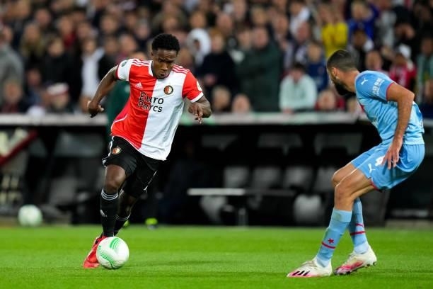 Luis Sinisterra of Feyenoord and Aiham Ousou of Slavia Prague during the UEFA Conference League Group Stage match between Feyenoord and Slavia Prague...