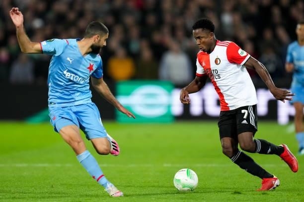 Aiham Ousou of Slavia Prague and Luis Sinisterra of Feyenoord during the UEFA Conference League Group Stage match between Feyenoord and Slavia Prague...