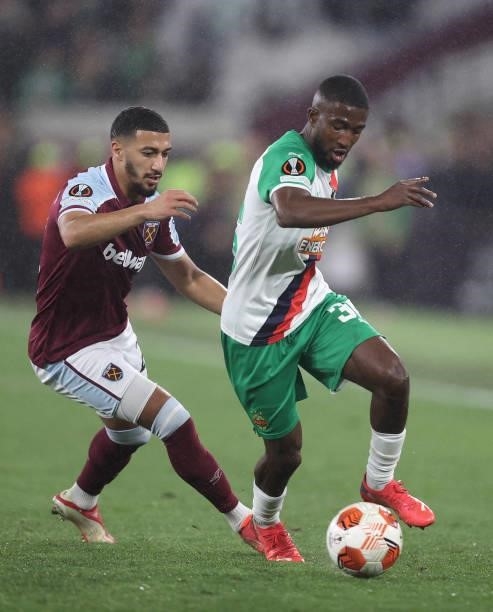 Marko Dijakovic of Rapid Vienna runs with the ball whilst under pressure from Said Benrahma of West Ham United during the UEFA Europa League group H...