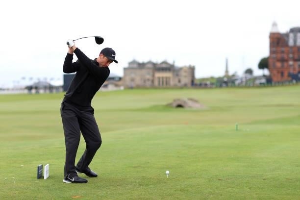Ross Fisher of England tees off on the 18th hole during Day Three of The Alfred Dunhill Links Championship at St Andrews, The Old Course on October...