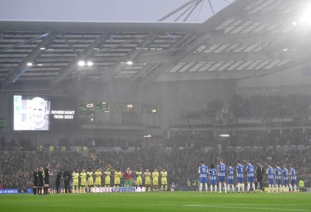 The Arsenal and Brighton players take part in a minutes applause to mark the passing of Roger Hunt the Premier League match between Brighton & Hove...