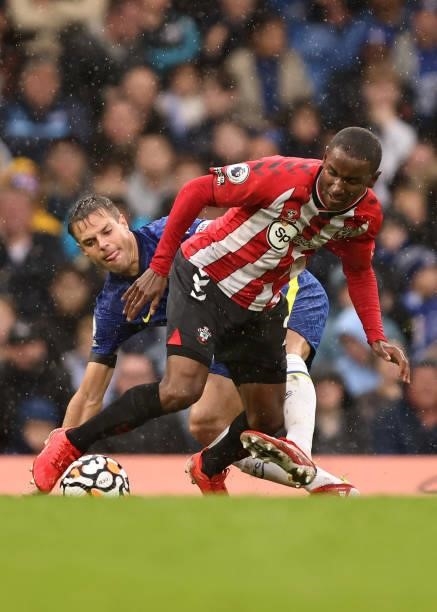 Cesar Azpilicueta of Chelsea in action with Ibrahim Diallo of Southampton during the Premier League match between Chelsea and Southampton at Stamford...