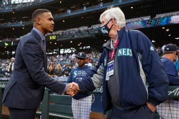 Julio Rodríguez, a prospect with the Seattle Mariners, shakes hands with Seattle Mariners CEO John Stanton before the game against the Los Angeles...