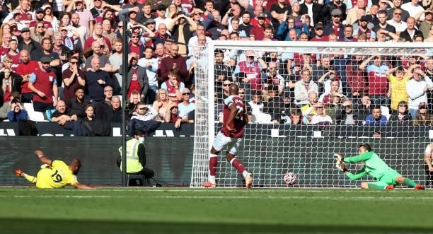 Bryan Mbeumo of Brentford scores his team's first goal during the Premier League match between West Ham United and Brentford at London Stadium on...