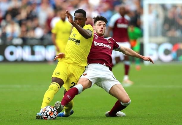 Shanson Baptiste of Brentford and Declan Rice of West Ham United battle for the ball during the Premier League match between West Ham United and...
