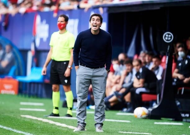 Head coach Andoni Iraola of Rayo Vallecano reacts during the La Liga Santander match between CA Osasuna and Rayo Vallecano at Estadio El Sadar on...