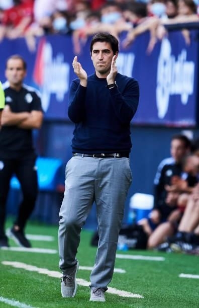 Head coach Andoni Iraola of Rayo Vallecano reacts during the La Liga Santander match between CA Osasuna and Rayo Vallecano at Estadio El Sadar on...