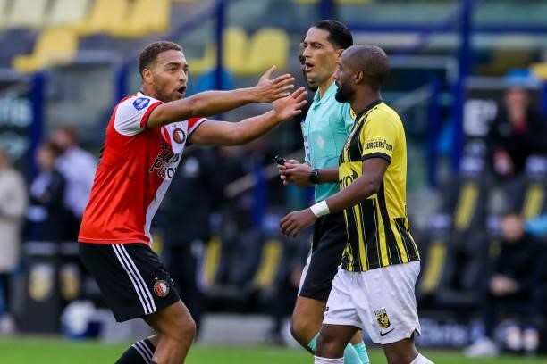 Cyriel Dessers of Feyenoord, referee Serdar Gozubuyuk, Riechedly Bazoer of Vitesse, Eli Dasa of Vitesse during the Dutch Eredivisie match between...