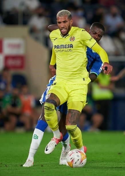 Etienne Capoue of Villarreal CF competes for the ball with William Carvalho of Real Betis during the La Liga Santander match between Villarreal CF...