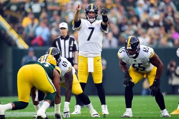Ben Roethlisberger of the Pittsburgh Steelers calls a play at the line during the first quarter against the Green Bay Packers at Lambeau Field on...