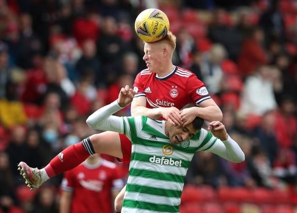 Matty Longstaff of Aberdeen vies with Nir Bitton of Celtic during the Ladbrokes Scottish Premiership match between Aberdeen and Celtic at Pittodrie...
