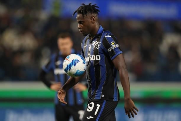 Duvan Zapata of Atalanta takes the ball to the penalty spot before scoring to reduce the arrears to 3-1 during the Serie A match between Atalanta BC...