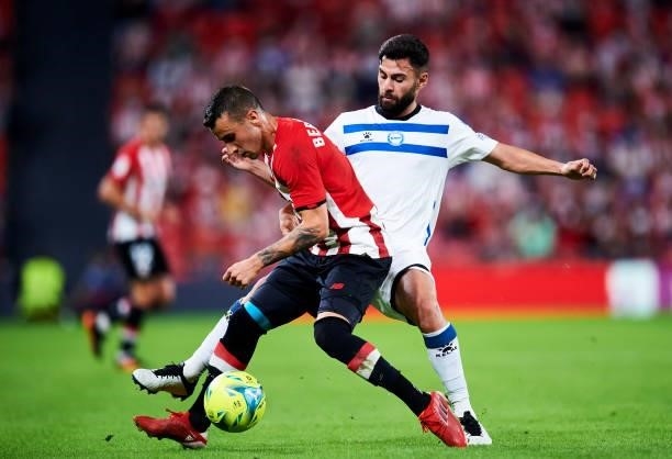 Ruben Duarte of Deportivo Alaves duels for the ball with Alejandro Berenguer of Athletic Club during the Laliga Santander match between Athletic Club...