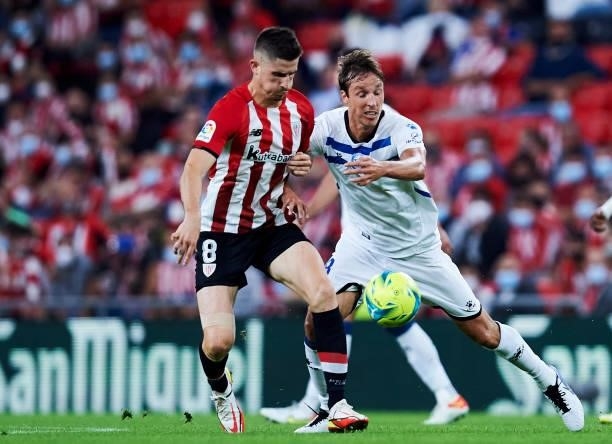 Tomas Pina of Deportivo Alaves duels for the ball with Oihan Sancet of Athletic Club during the Laliga Santander match between Athletic Club and...
