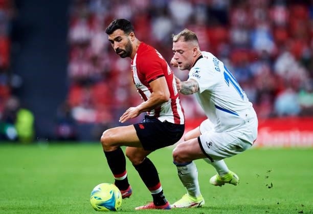 John Guidetti of Deportivo Alaves duels for the ball with Mikel Balenziaga of Athletic Club during the Laliga Santander match between Athletic Club...