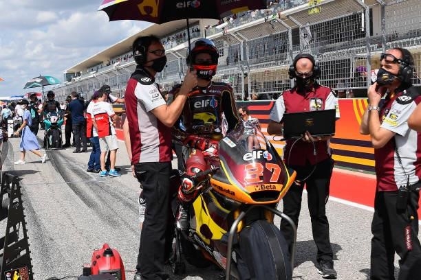 Augusto Fernandez of Spain and Elf Marc VDS Racing Team prepares to start on the grid during the Moto2 race during the MotoGP Of The Americas - Race...