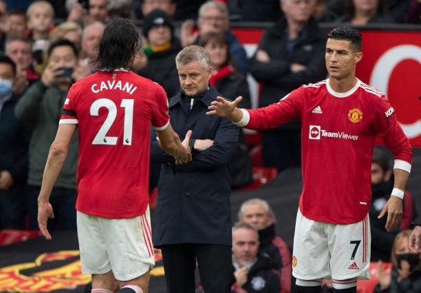 Edinson Cavani of Manchester United is replaced by Cristiano Ronaldo as Manchester United Manager Ole Gunnar Solskjær looks on during the Premier...