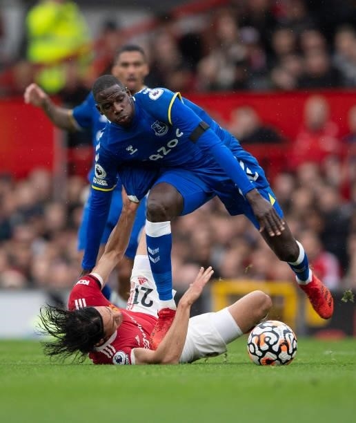 Abdoulaye Doucouré of Everton and Edinson Cavani of Manchester United during the Premier League match between Manchester United and Everton at Old...