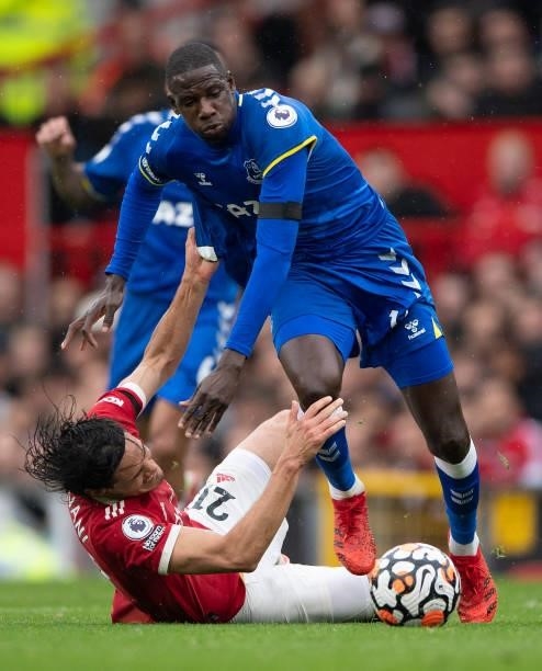 Abdoulaye Doucouré of Everton and Edinson Cavani of Manchester United during the Premier League match between Manchester United and Everton at Old...