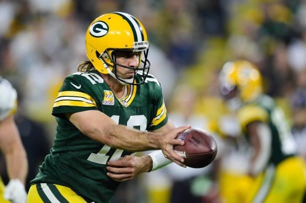 Aaron Rodgers of the Green Bay Packers prepares to hand the ball off against the Pittsburgh Steelers in the second half at Lambeau Field on October...