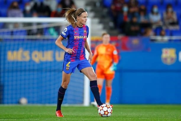 Irene Paredes of FC Barcelona controls the ball during the UEFA Women's Champions League group C match between FC Barcelona and Arsenal WFC at Estadi...