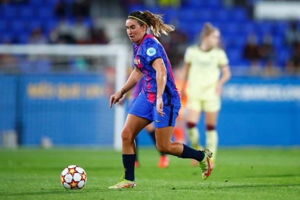 Mariona Caldentey of FC Barcelona runs with the ball during the UEFA Women's Champions League group C match between FC Barcelona and Arsenal WFC at...