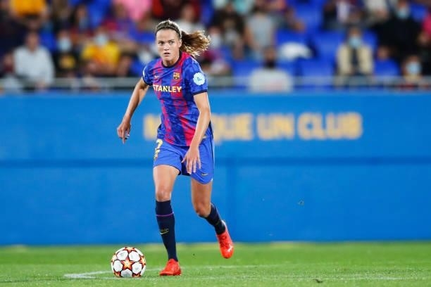 Irene Paredes of FC Barcelona runs with the ball during the UEFA Women's Champions League group C match between FC Barcelona and Arsenal WFC at...