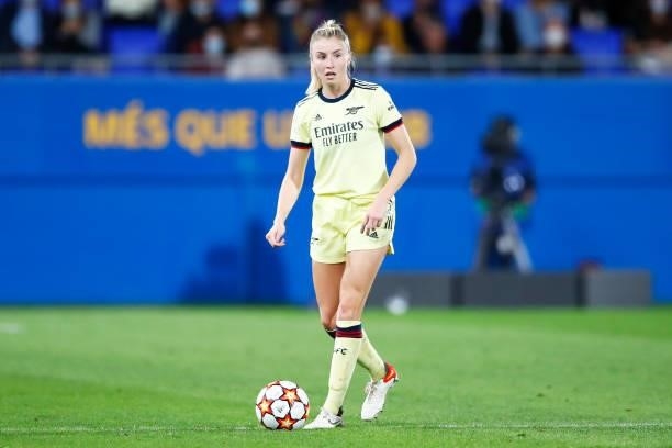 Leah Williamson of Arsenal WFC controls the ball during the UEFA Women's Champions League group C match between FC Barcelona and Arsenal WFC at...
