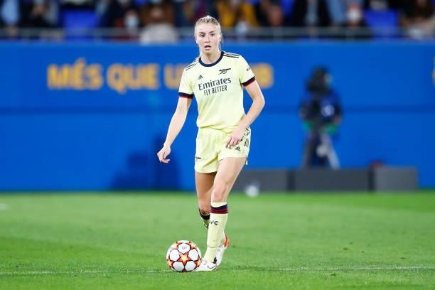 Leah Williamson of Arsenal WFC controls the ball during the UEFA Women's Champions League group C match between FC Barcelona and Arsenal WFC at...