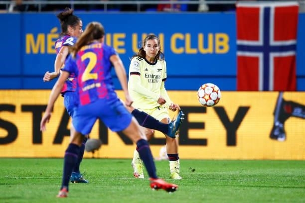 Tobin Heath of Arsenal WFC pass the ball during the UEFA Women's Champions League group C match between FC Barcelona and Arsenal WFC at Estadi Johan...