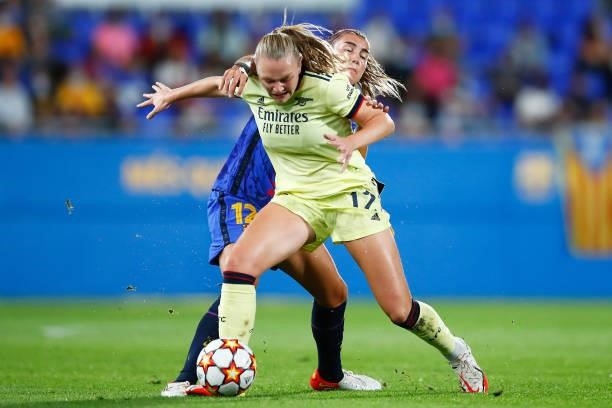Frida Maanum of Arsenal is tackled by Patricia Guijarro of FC Barcelona during the UEFA Women's Champions League group C match between FC Barcelona...