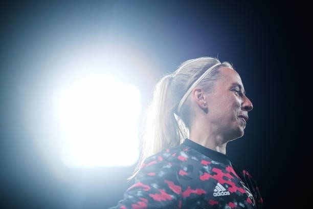 Beth Mead of Arsenal WFC warms up prior the UEFA Women's Champions League group C match between FC Barcelona and Arsenal WFC at Estadi Johan Cruyff...