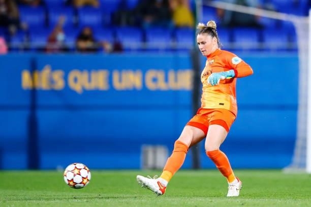 Sandra Panos of FC Barcelona pass the ball during the UEFA Women's Champions League group C match between FC Barcelona and Arsenal WFC at Estadi...