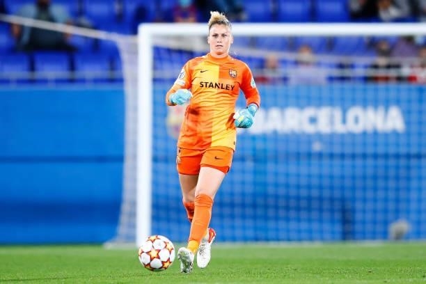 Sandra Panos of FC Barcelona pass the ball during the UEFA Women's Champions League group C match between FC Barcelona and Arsenal WFC at Estadi...