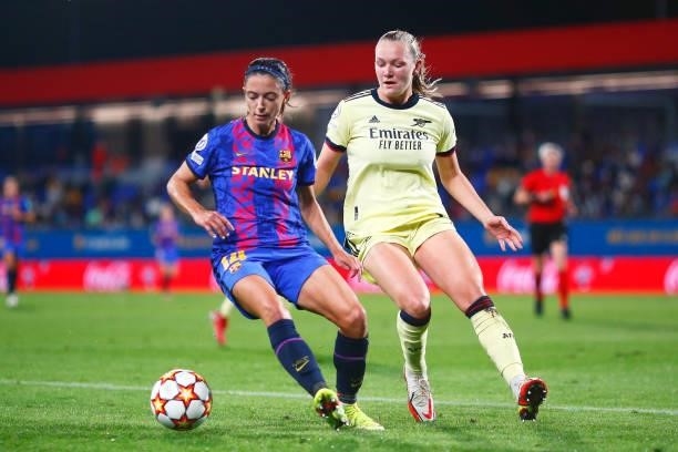 Aitana Bonmati of FC Barcelona controls the ball during the UEFA Women's Champions League group C match between FC Barcelona and Arsenal WFC at...