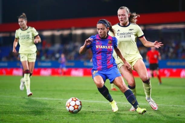 Aitana Bonmati of FC Barcelona controls the ball during the UEFA Women's Champions League group C match between FC Barcelona and Arsenal WFC at...