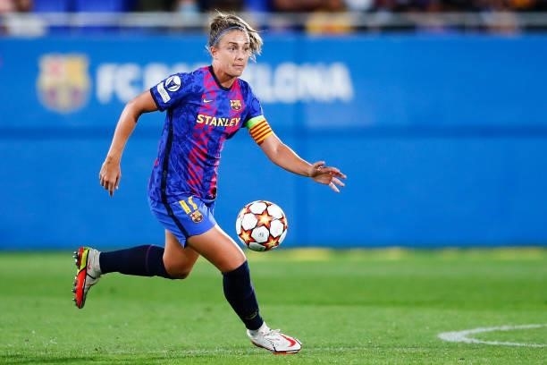 Alexia Putellas of FC Barcelona controls the ball during the UEFA Women's Champions League group C match between FC Barcelona and Arsenal WFC at...