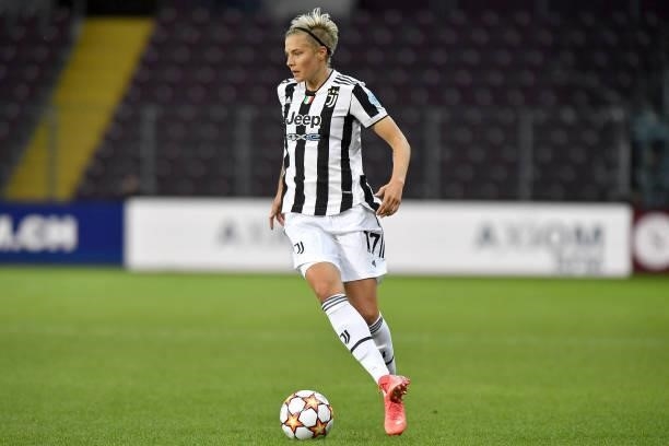 Lina Hurtig of Juventus women controls the ball during the UEFA Women's Champions League group A match between Servette FCCF and Juventus at Stade de...