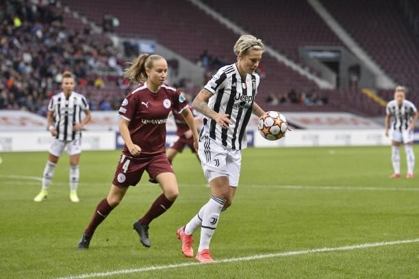 Lina Hurtig of Juventus women controls the ball during the UEFA Women's Champions League group A match between Servette FCCF and Juventus at Stade de...