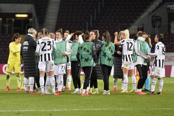 Juventus women celebrate their victory after the UEFA Women's Champions League group A match between Servette FCCF and Juventus at Stade de Geneve on...