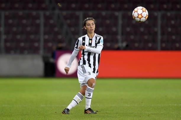 Annahita Zamanian of Juventus women controls the ball during the UEFA Women's Champions League group A match between Servette FCCF and Juventus at...