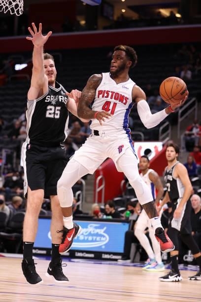 Saddiq Bey of the Detroit Pistons passes away from Jakob Poeltl of the San Antonio Spurs during a preseason game at Little Caesars Arena on October...