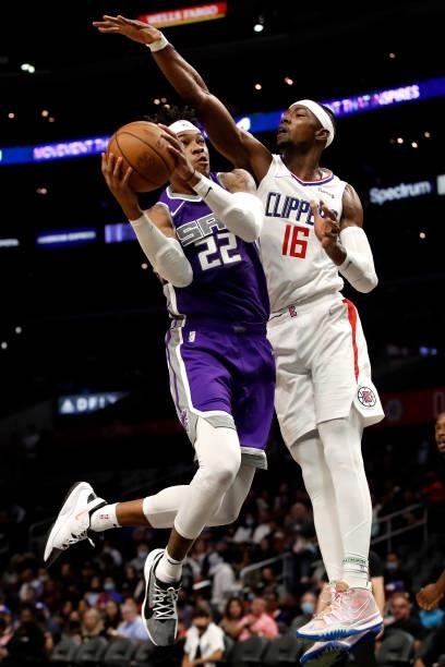 Richaun Holmes of the Sacramento Kings drives to the basket against Harry Giles III of the Los Angeles Clippers during the third quarter of the...